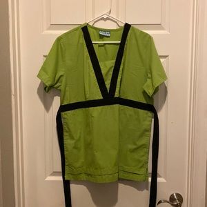 *Make an Offer* Green and black UA Buttersoft scrub set.